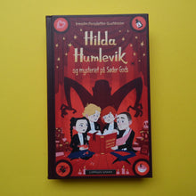 Last inn bildet i Galleri-visningsprogrammet, Hilda Humlevik og mysteriet på Søder Gods